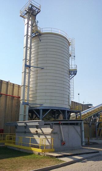 Vertical Silo with Cantilevered Screw Extractor