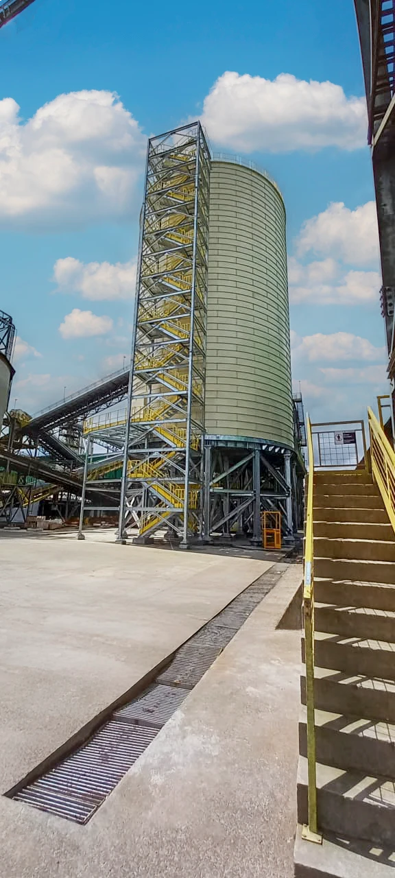 Vertical Silo with Cantilevered Screw Extractor